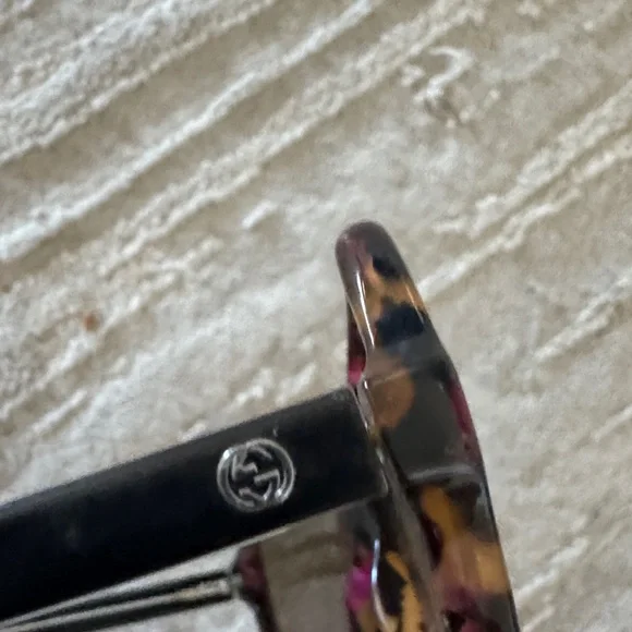 Gucci Tortoiseshell Sunglasses with Pink Accents - Picture 3 of 10